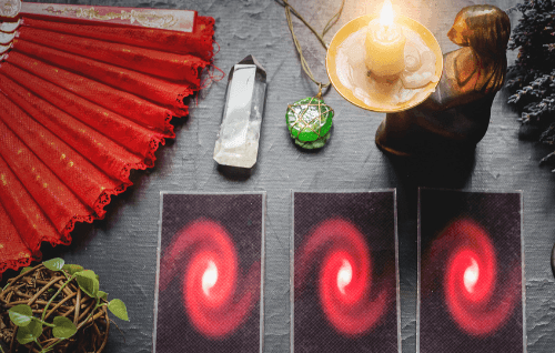 Échange spirituel par chat voyance gratuit Femme consultant un médium en ligne via son ordinateur